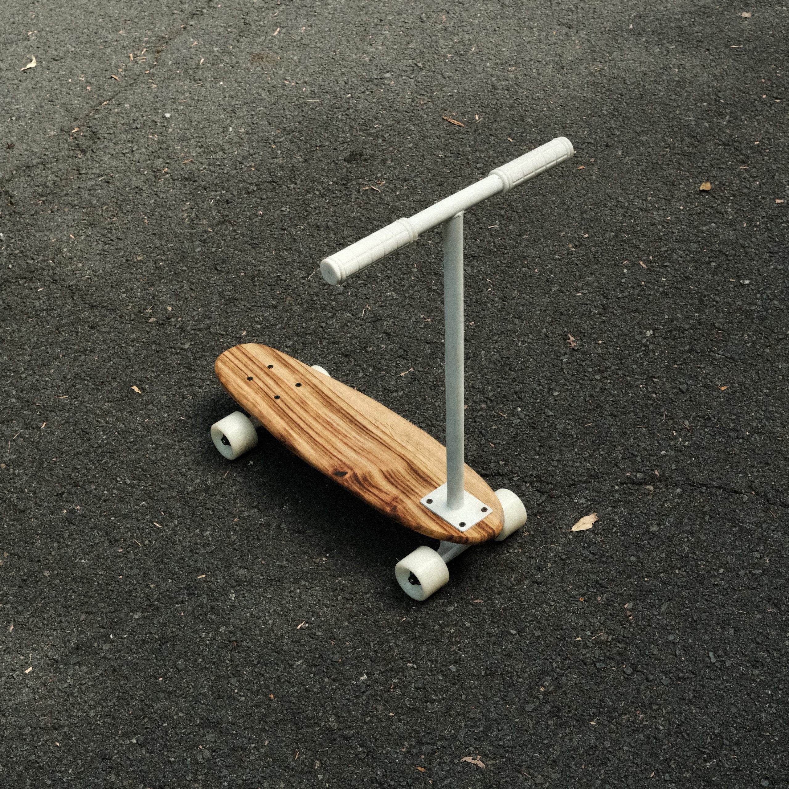 Scooterboard in white side 1